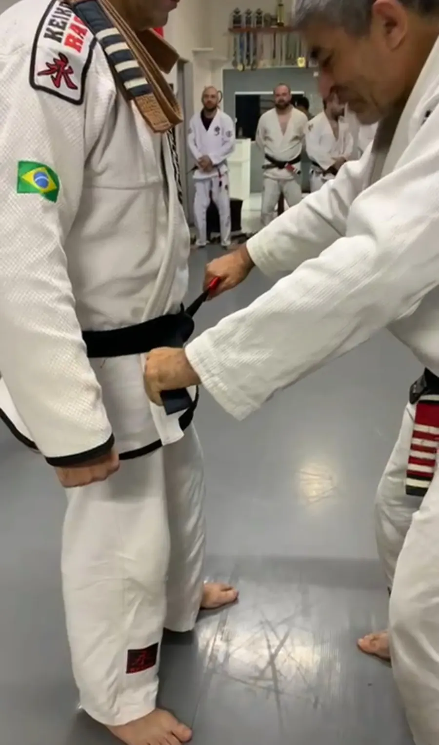 Detalhe das mãos amarrando a faixa