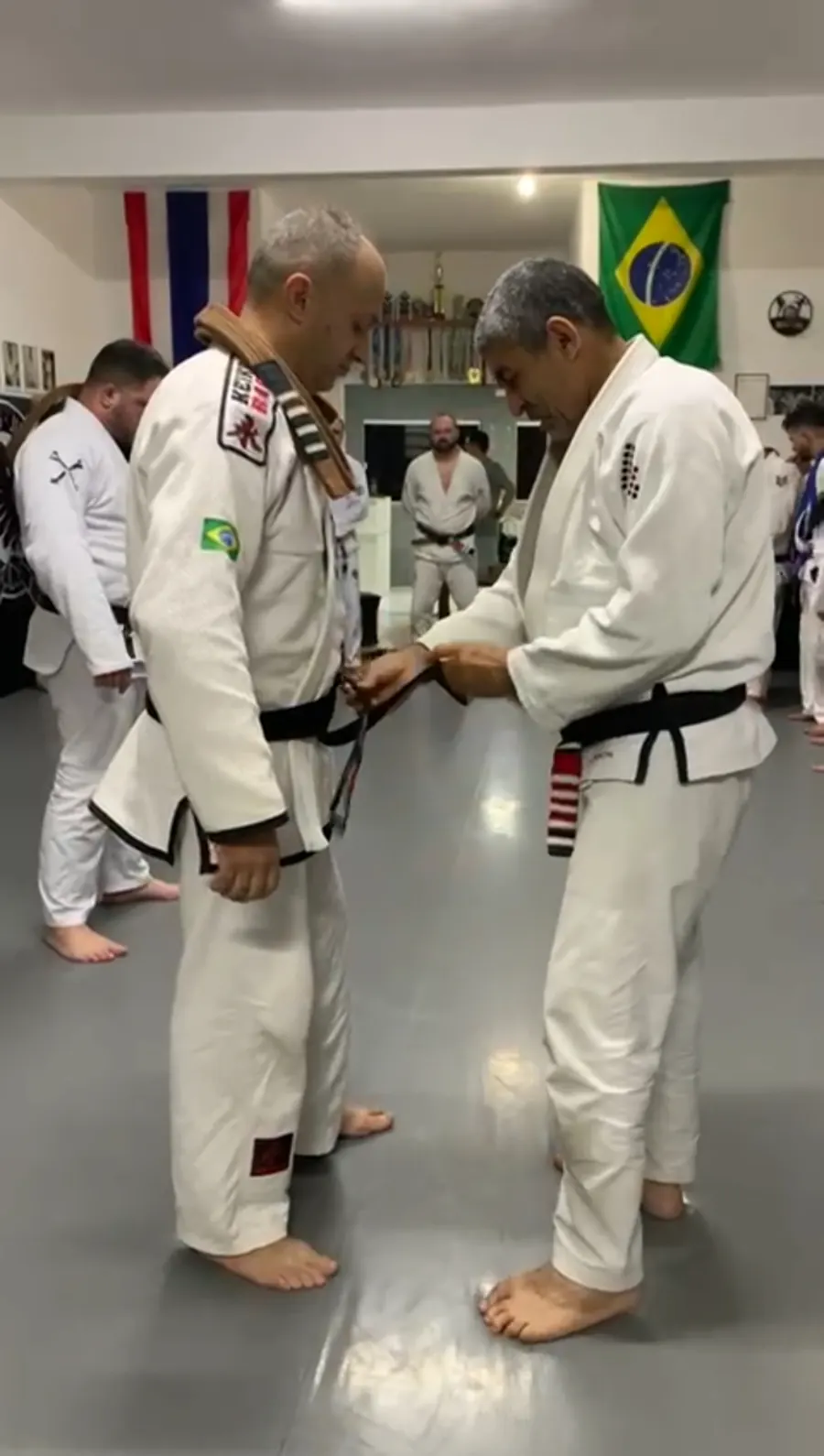 Graduação diante da bandeira do Brasil